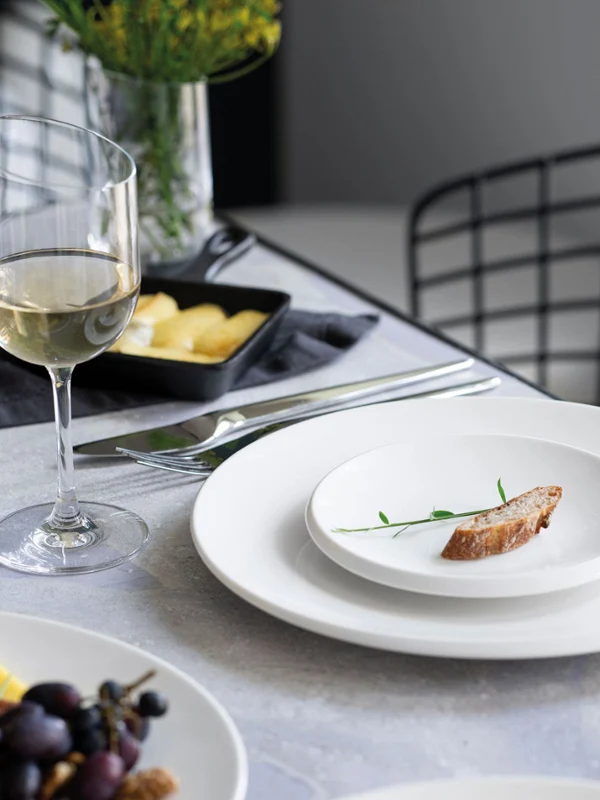 Plato pequeño NewMoon con rebanadas de pan sobre la mesa.