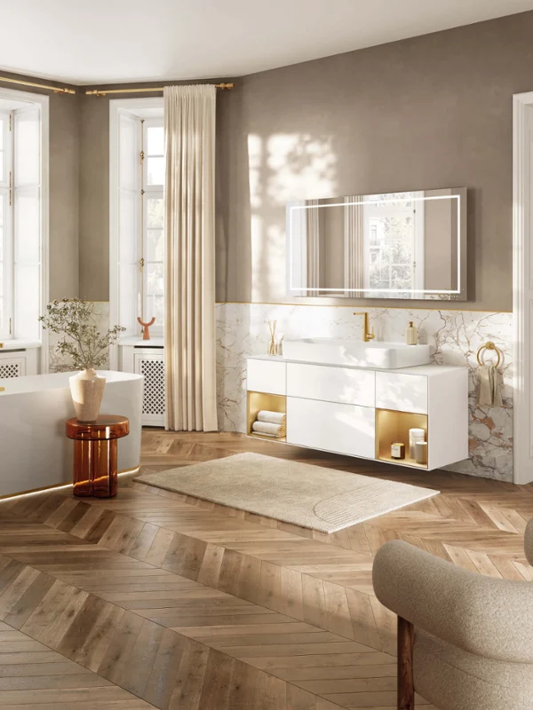 Un baño moderno y lujoso que presenta elementos de la colección Finion, con un ambiente elegante y acogedor.