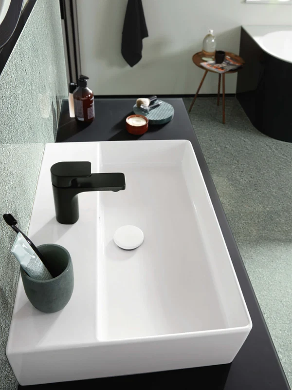 Close-up of the Memento 2.0 washbasin in glossy white with black tap – precise contours and minimalist design for modern bathrooms.