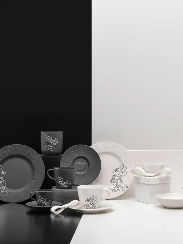 Colección completa Manufacture Mickey Colección completa Manufacture Mickey: vajilla de cerámica en diferentes tonos de blanco y negro sobre fondo blanco y negro.