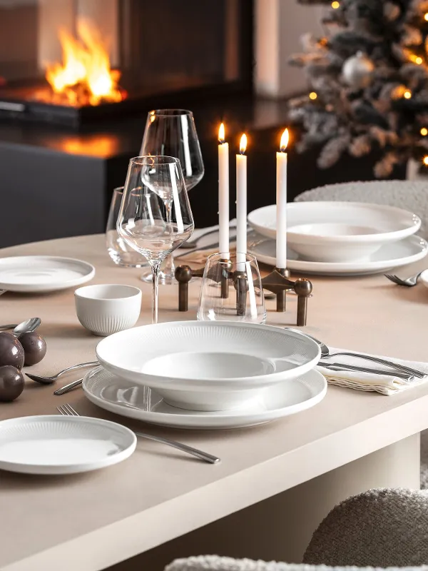 minimalist Christmas tables