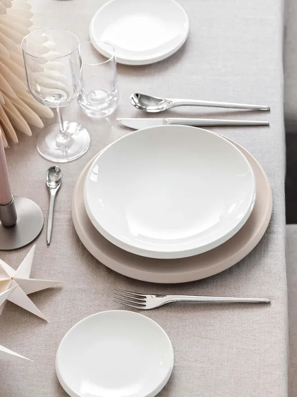 Christmas tablesetting in white and beige