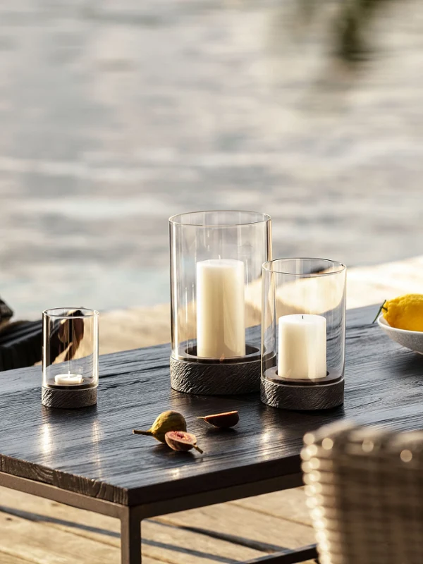 Manufacture Rock Candle Holders in Different Sizes in a Summery Outdoor Atmosphere Wszechstronna kolekcja świeczników Manufacture Rock, w letniej atmosferze na świeżym powietrzu, dostępna w różnych rozmiarach, idealna do stylowej dekoracji stołu.