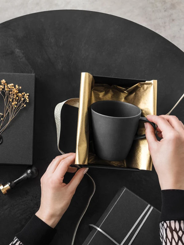 Manufacture koffiekopje in zwart van Villeroy & Boch als cadeau met zwarte cadeaudoos, gouden vloeipapier en lakstempel.