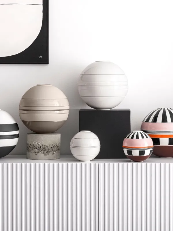 Produits La Boule et La Petite Boule présentés dans toutes les options de couleurs disponibles sur un buffet blanc