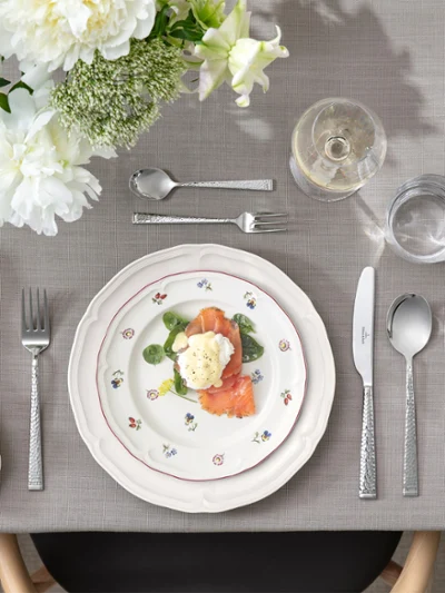 Petite Fleur plate layered over a Manoir plate Close-up of Petite Fleur and Manoir plates styled together in a mix-and-match setting.