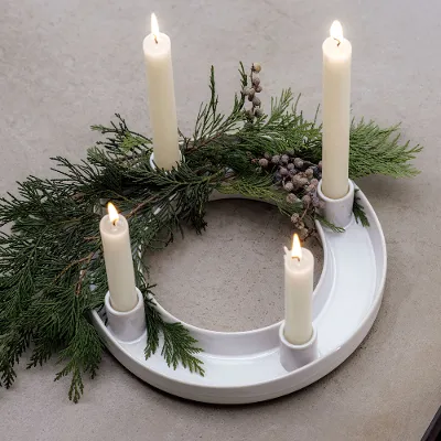 A Villeroy & Boch Winter Glow advent wreath with four candles on top.