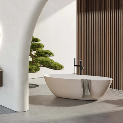 Une baignoire Antao beige dans une salle de bains moderne Une salle de bains moderne avec des touches de bois foncées et une baignoire Antao ainsi qu’un lavabo en beige.
