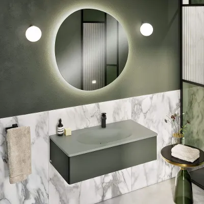 Specchio Antao con illuminazione d’atmosfera Un bagno elegante nei toni del verde e del marmo con un lavabo verde e uno specchio illuminato di Villeroy & Boch.