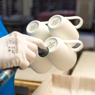 Image shows the manual quality control in Torgau in the porcelain production process of Villeroy & Boch in Mettlach.