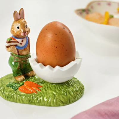 Annual Easter Edition 2024 Eierbecher mit Osterhasenfigur und Ei.