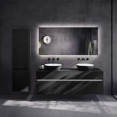 Schwarzes Badezimmer mit zweifarbigen Aufsatzwaschbecken Modernes Badezimmer mit Doppelwaschbecken, großem hinterleuchtetem Spiegel, schwarzen Schränken und minimalistischen Armaturen vor grauen Wänden.