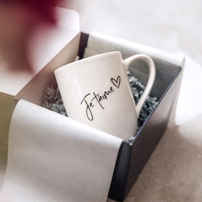 “Je t'aime” Statement coffee mug in a Villeroy & Boch gift box A Villeroy & Boch Statement coffee mug with the words "Je t'aime" in a gift box.