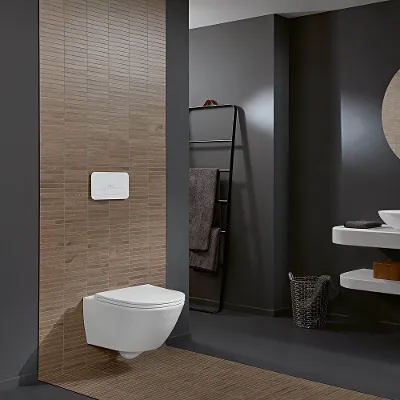 A bathroom with a Universo TwistFlush toilet by Villeroy & Boch, a washbasin and a mirror.