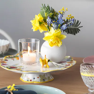 Et Spring Awakening-kakestativ med telys og en liten blomsteroppsats samt Boston-glass fra Villeroy & Boch.