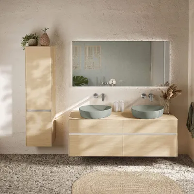 Boho-Badezimmer mit WC und Bidet Modernes Boho Badezimmer von Villeroy & Boch mit wandmontiertem Venticello WC und Bidet auf Kieselsteinboden. Auf einem Holzsims darüber stehen eine dekorative Pflanze und ein Weidenkorb.