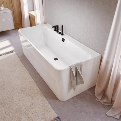 White Collaro bath with black fittings and beige decor Elegant Collaro bath in a soft beige setting with black fittings and warm daylight. Subtle neoclassical style combining modern comfort with timeless design.