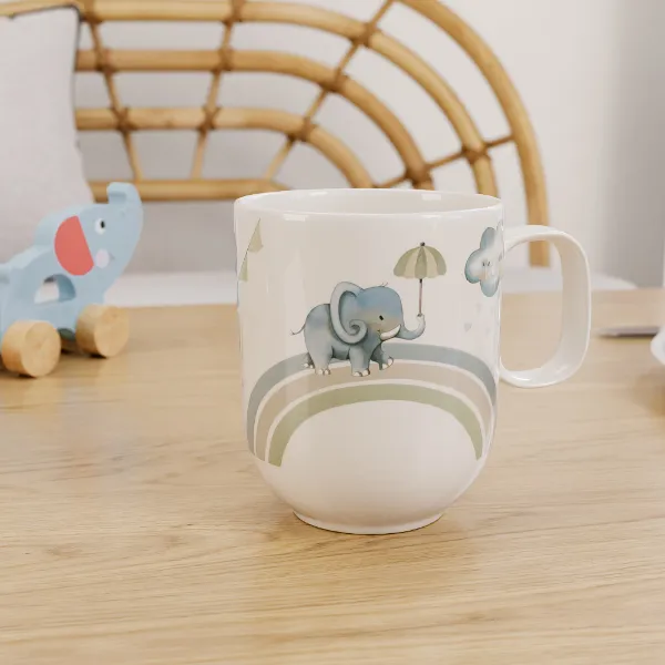 Une tasse Boho Kids Walk like an elephant avec des jouets en arrière-plan Une tasse avec un motif d’éléphant Boho Kids Walk like an elephant sur une table en bois avec un jouet en forme d’éléphant en arrière-plan.