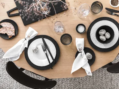 Manufacture Geschirr und Besteck mit minimalistischer Osterdeko Moderner Esstisch mit schwarz-weißem Geschirr und Besteck aus der Kollektion Manufacture sowie minimalistischer Osterdekoration.