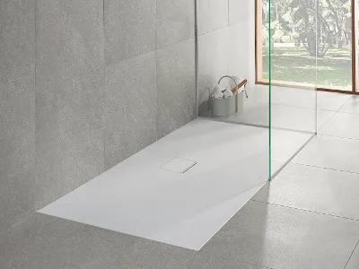Brodzik Squaro Infinity w szarej łazience Nowoczesna łazienka z białym brodzikiem Squaro Infinity.