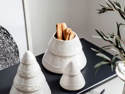Kjeks i en Winter Glow-kjeksform Et bord med Villeroy & Boch Winter Glow-dekorasjon og en kjeksform.