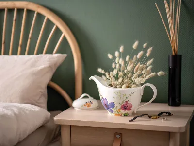 Teiera Mariefleur con fiori secchi su un comodino Una teiera Mariefleur come decorazione con fiori secchi su un comodino.