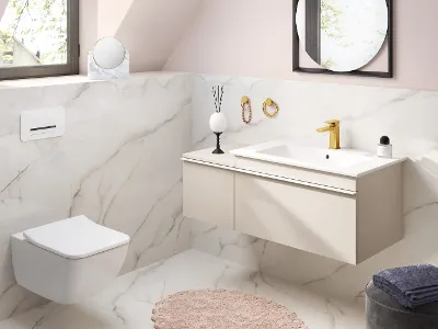 Bad mit Marmorwand, weißer Toilette und Venticello Waschbecken mit rundem Spiegel Modernes Badezimmer mit marmorierter Wand, schwebendem Waschbecken mit goldenem Wasserhahn, wandhängender Toilette, rundem Spiegel, kleinem Teppich und verschiedenen Toilettenartikeln.