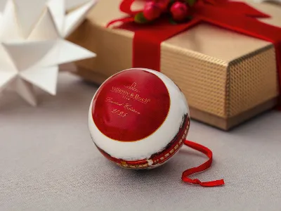 Weihnachtskugel der Annual Christmas Edition 2025 mit eleganter Goldprägung Weihnachtskugel der Villeroy & Boch Annual Christmas Edition 2025 mit eleganter