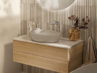 Wandhängendes WC im All Beige-Badezimmer Wandmontiertes Subway 3.0 WC mit Universo TwistFlush von Villeroy & Boch in einem beigen Badezimmer mit transparenten Vorhängen und einem kleinen Fenster.