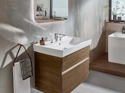 Collaro Waschtisch in modernem Badezimmer mit Meerblick Modernes Badezimmer mit strukturierten Wänden, einem weißen Collaro Waschbecken, großem Spiegel und Meerblick durch das Fenster.