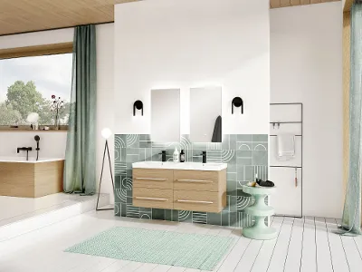 Bad mit Avento-Doppelwaschtisch mit Wandspiegeln und Badewanne Modernes Badezimmer mit Holzdecke, grün-weißen Fliesenakzenten, einem Doppelwaschtisch der Kollektion Avento und Wandspiegeln. Links eine Badewanne am Fenster, grüne Vorhänge und minimalistische Dekoration.