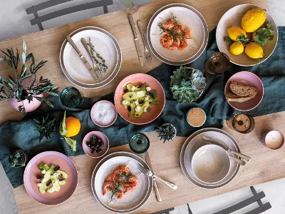 De la vaisselle Perlemor avec un repas méditerranéen Une table est dressée avec de la vaisselle Perlemor et des mets méditerranéens.