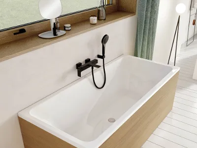 Avento-Badewanne mit schwarzem Wasserhahn und abnehmbarem Duschkopf Ein modernes Badezimmer mit einer rechteckigen Avento-Badewanne mit Holzrahmen unter einem Fenster. Die Badewanne hat einen schwarzen Wasserhahn und einen abnehmbaren Duschkopf. Am Fenster befindet sich eine Ablage mit Utensilien und einem kleinen Spiegel.