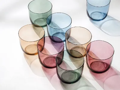 Like Wassergläser in verschiedenen Farben Wassergläser in verschiedenen Farben von like. by Villeroy & Boch auf einer weißen Fläche arrangiert.