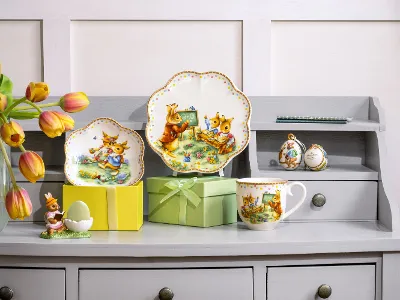 Limitierte Annual Easter Edition 2025 Die limitierte Villeroy & Boch Annual Easter Edition 2025 vereint handbemalte Ostermotive, Premium Porzellan und goldene Akzente.