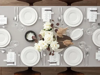 Tischgedeck mit weißen Tellern von Villeroy & Boch Royal, stilvollem Glasgeschirr und elegantem Silberbesteck auf einer beigen Tischdecke. Das Tafelaufsatz zeigt weiße Rosen mit braunen Akzenten. Zu jedem Platz gehören eine kleine Speisekarte und eine Serviette.