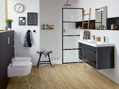 Online-Badplanung für Komplettbäder von Villeroy & Boch Ein komplettes Bad mit Waschbecken, Armaturen, WC und Dusche in modernem Schwarz-Weiß von Villeroy & Boch.