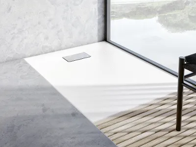 Weiße, randlose Duschwanne Le Valence im Detail Ein Close-up von einer weißen, randlose Le Valence Duschwanne in einem modernen Bad von Villeroy & Boch mit Holzvertäfelung.