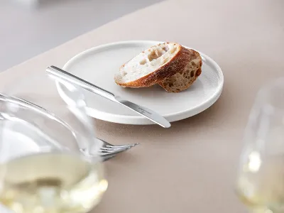 Afina Brotteller von Villeroy & Boch mit Brot und Afina Messer.