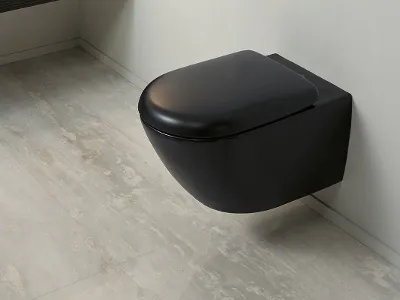 Schwarzes wandhängendes Antao WC Ein wandhängendes WC von Villeroy & Boch aus der Kollektion Antao in Schwarz an einer dezent grünen Badezimmerwand.
