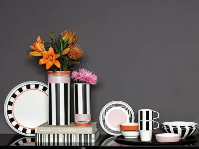 Tavola apparecchiata in modo iconico con allestimento preciso, grafiche chiare e un intenzionale gioco di colori per un Iconic Dining elegante e individuale.