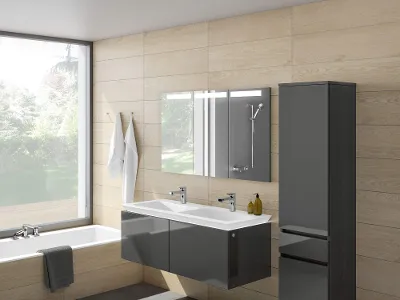 Ein Einbau-Spiegelschrank über einem Doppelwaschbecken mit Unterschrank in Anthrazit. Links daneben befindet sich eine Badewanne mit direktem Blick aus dem großen Fenster heraus.