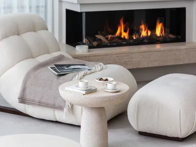 Afina Espressotassen mit Pralinen auf einem Couchtisch in modernem Wohnzimmer Modernes Wohnzimmer mit gemütlichem Kamin und Couchtisch mit zwei Afina Espressotassen und Pralinen auf einem kleinen Teller darauf.