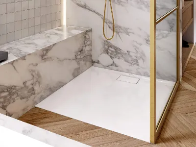Biały, kwadratowy brodzik z kolekcji Architectura w łazience z marmurowymi płytkami. W łazience wyłożonej płytkami imitującymi marmur znajduje się kwadratowy brodzik. Jest on obramowany szklaną taflą ze złotą obwódką.