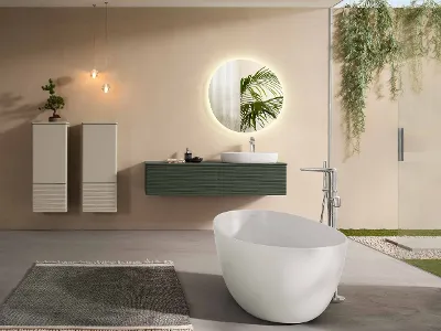 Komplettbad Antao Naturfarben Ein modernes Komplettbad mit Möbel, Keramik , Leuchtspiegel und Badewanne der Villeroy & Boch Antao Kollektion in Naturtönen und grünen Pflanzen.