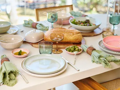 Adorn your table with pottery-style porcelain 
