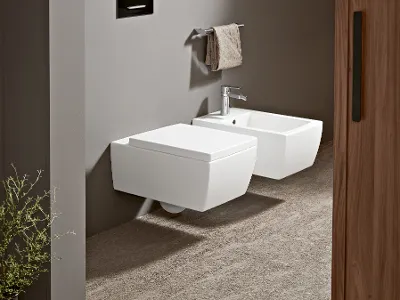 Weiße Memento Toilette und Bidet Moderne weiße Memento 2.0 Toilette und Bidet im minimalistischen Design in naturfarbenem Bad