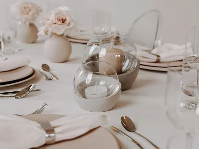 Decorazioni NewMoon su una tavola per la cena Un portacandela NewMoon come elemento decorativo su una tavola apparecchiata per una cena in compagnia.