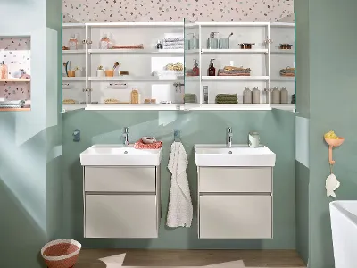 My View Spiegelschrank mit Collare Waschbecken weiß My View Spiegelschrank mit Collaro Waschbecken in einem türkisenen Bad von Villeroy & Boch.
