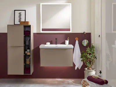 Subway 3.0 Waschtischunterschrank in rotem Badezimmer Ein Badezimmer mit Subway 3.0 Waschbecken, Spiegel und Schrank und roter Wand.